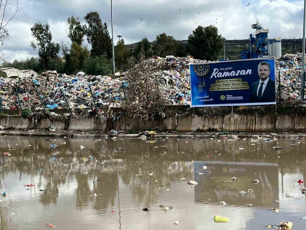 Buca Belediyesi Temizlik İşleri şantiyesinde biriken çöpler ve oluşan hijyen