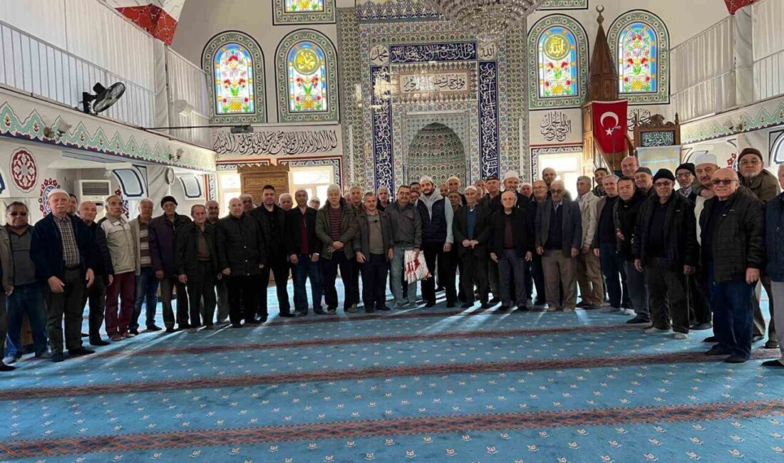 Buldan Akçalar Camii’nde Ramazan ayı boyunca mukabele geleneğini sürdüren vatandaşlar,