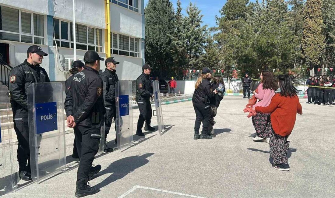 Burdur’da 1-7 Mart Deprem Haftası çerçevesinde deprem tahliye tatbikatı gerçekleştirildi.