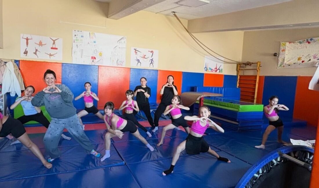 Burhaniye ilçesinde, Dünya Kadınlar Günü çeşitli etkinliklerle kutlanırken, anneler ve