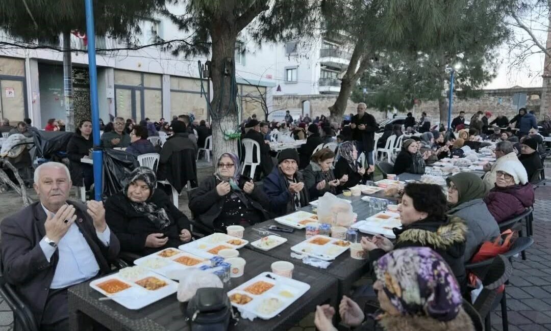 Burhaniye ilçesinde, asırlık toplu iftar geleneği devam ediyor. Geleneksel hale