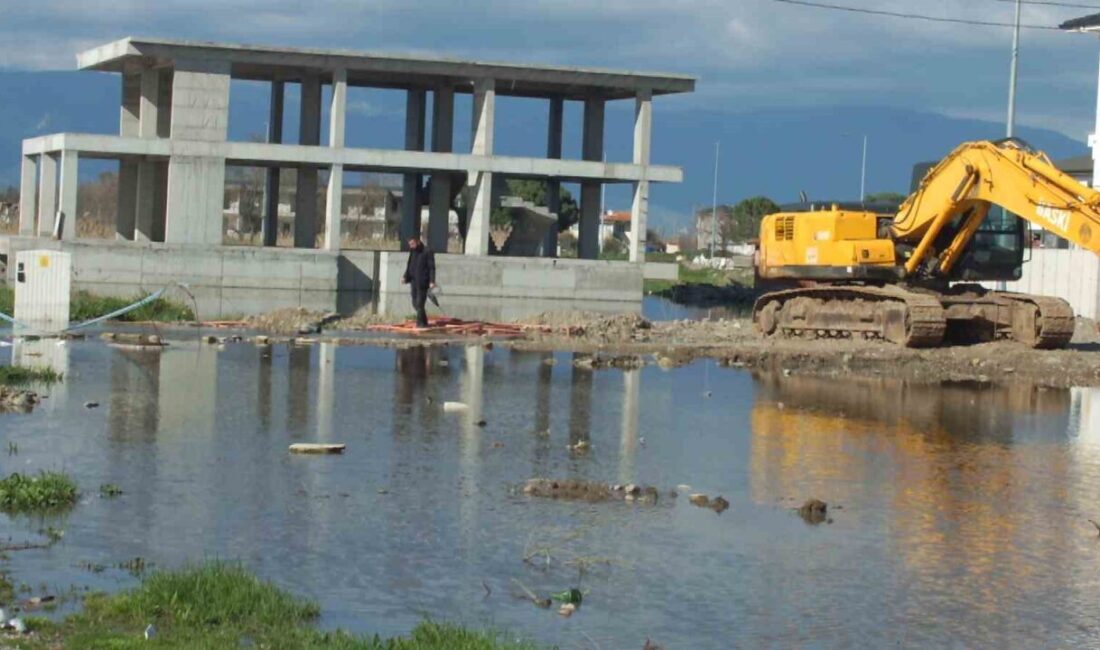 Burhaniye ilçesinde, Ören Altınyol Caddesinde, aşırı yağışlarda kanalizasyon sisteminin zarar
