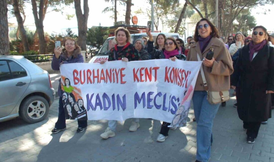 Burhaniye ilçesinde, Dünya Emekçi Kadınlar Günü kutlaması renkli görüntülere sahne