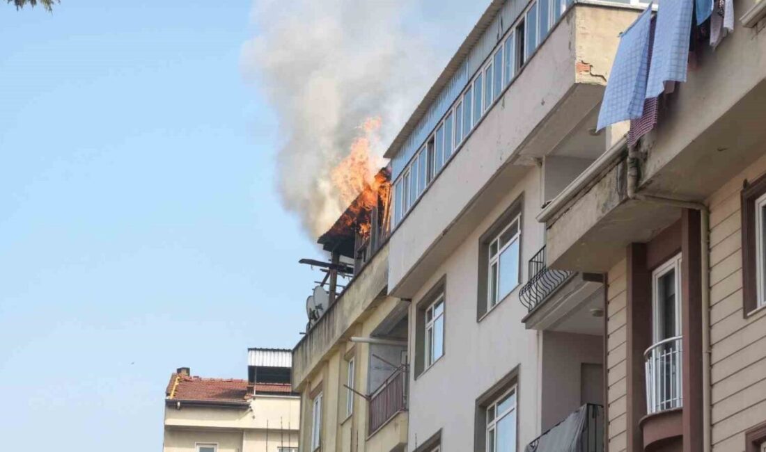 Bursa’nın İnegöl ilçesinde 4 katlı bir apartmanın terasında çıkan yangın
