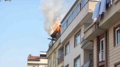 Bursa’nın İnegöl ilçesinde 4 katlı bir apartmanın terasında çıkan yangın