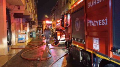 Bursa’nın Osmangazi ilçesinde 3 katlı bir apartmanın çatı katında çıkan