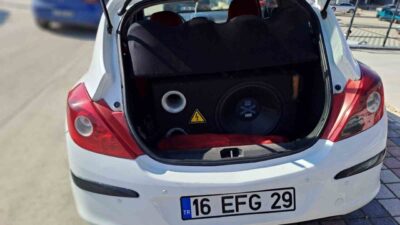 Bursa’nın İnegöl ilçesinde Trafik Büro Amirliği ekiplerince araçta yüksek sesle