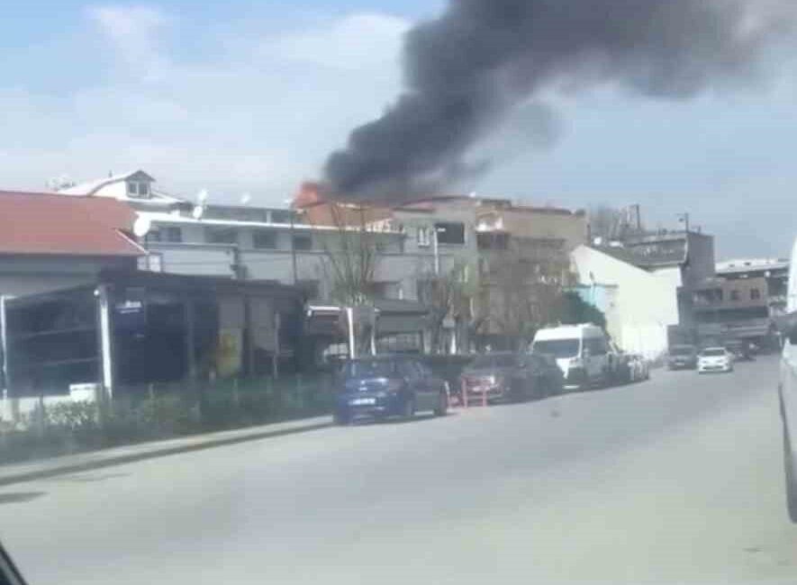 Bursa’da bir evin çatı katında çıkan yangın itfaiye ekiplerinin müdahalesiyle
