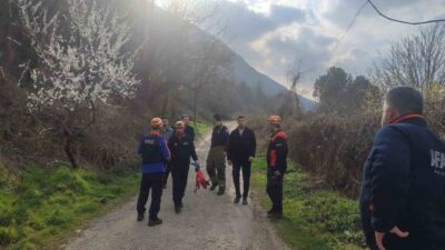 Bursa’nın Yıldırım ilçesinde dere kenarından dağa doğru yürüyüş yapan iki