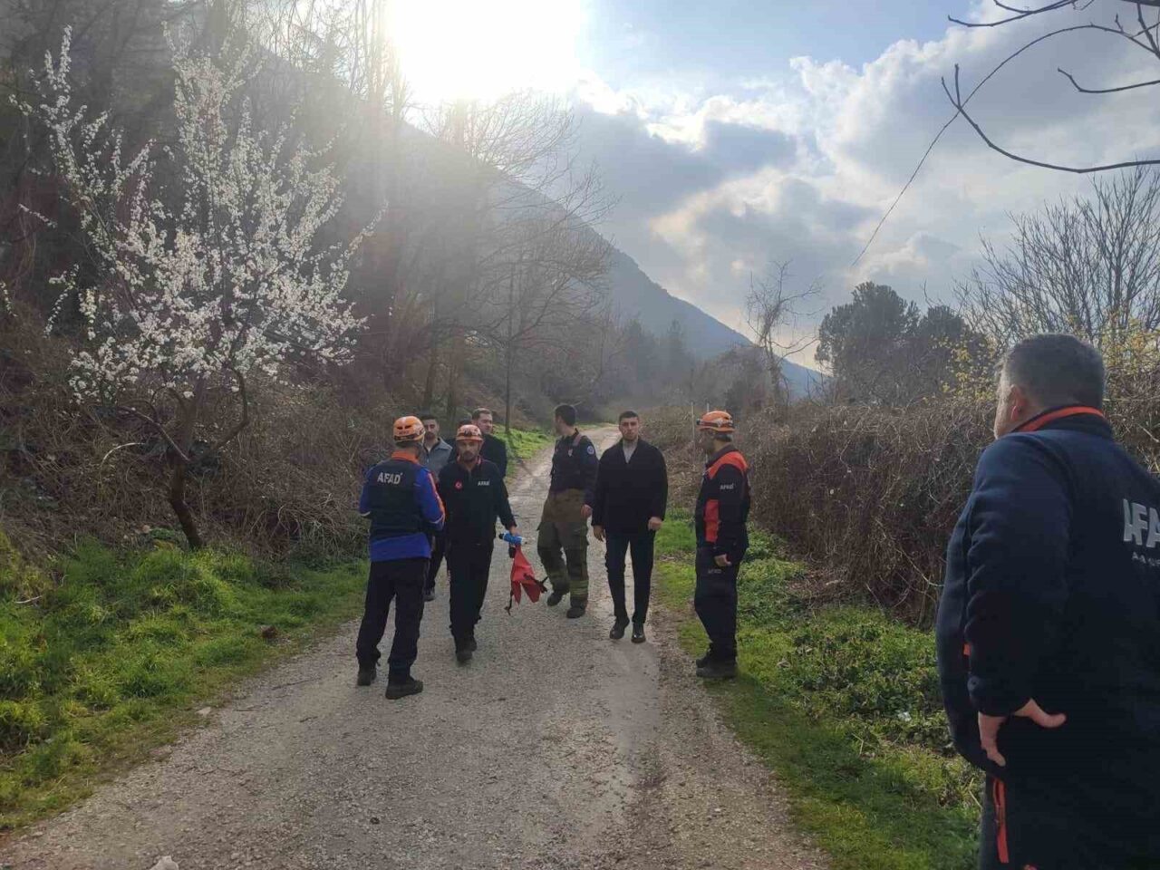 Bursa’nın Yıldırım ilçesinde dere kenarından dağa doğru yürüyüş yapan iki