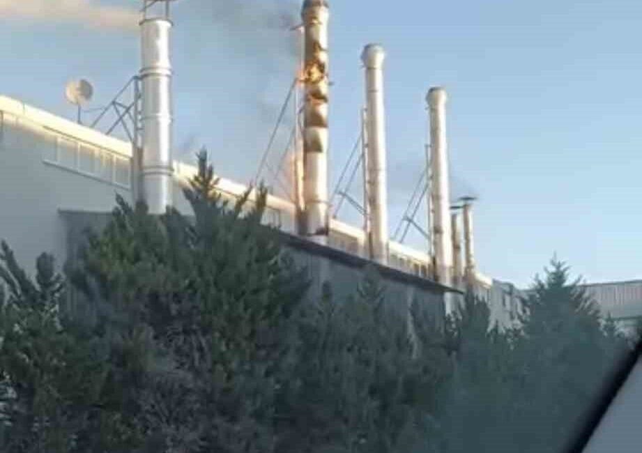Bursa’nın bir fabrikanın bacasında çıkan yangını itfaiye ekipleri söndürdü. Edinilen