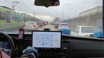 Bursa’da trafikte yaşanan duyarlı bir an, görenlerden takdir topladı. Seyir