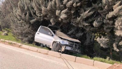 Bursa’nın İnegöl ilçesinde meydana gelen kazada kontrolden çıkan otomobil ağaçlık