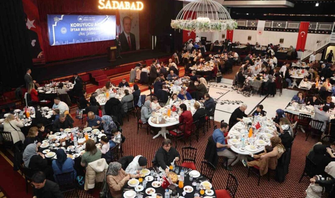 Bursa’da koruyucu aileler ve çocuklar Ramazan ayı dolayısıyla düzenlenen iftar