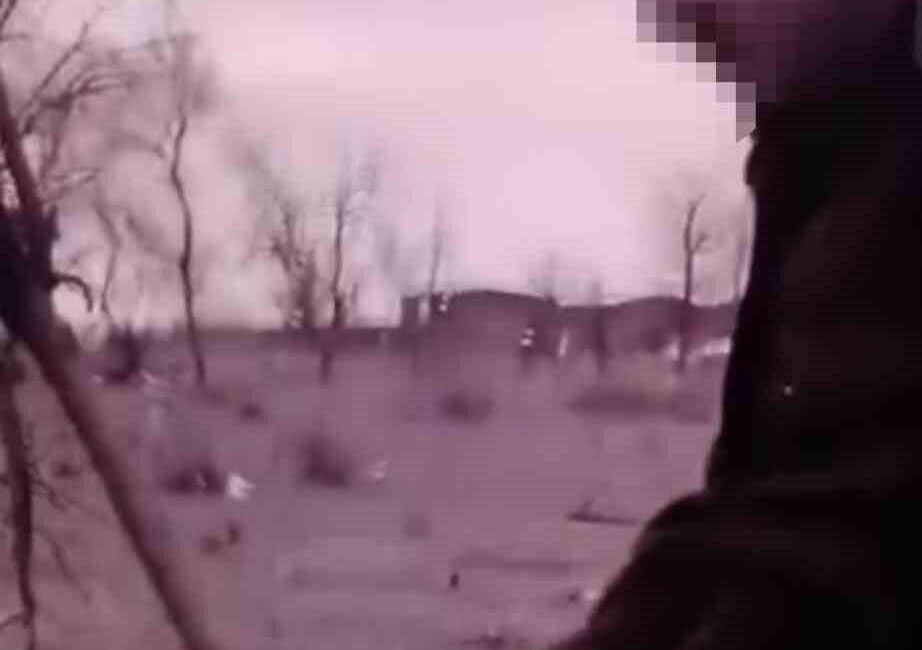 Bursa’da bir şüpheli, tabancayla havaya peş peşe ateş açtığı anları