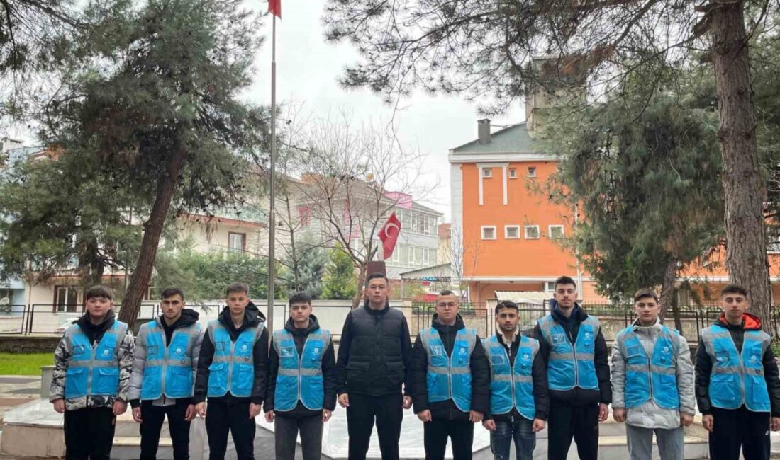 Bursa’nın İnegöl ilçesinde Ülkü Ocakları Ortaöğretim Birimi mensubu öğrenciler, Ramazan