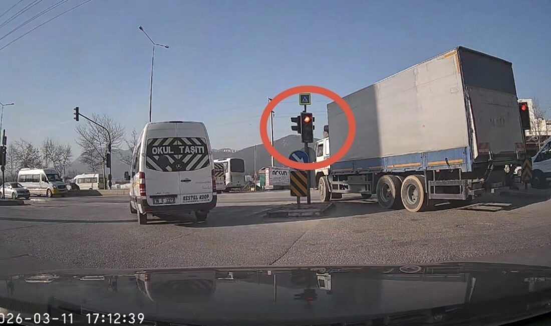 Bursa’nın Kestel ilçesinde kırmızı ışık ihlali yapan sürücüler trafiği tehlikeye
