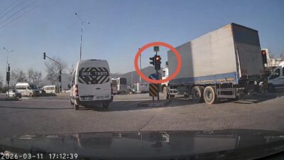 Bursa’nın Kestel ilçesinde kırmızı ışık ihlali yapan sürücüler trafiği tehlikeye