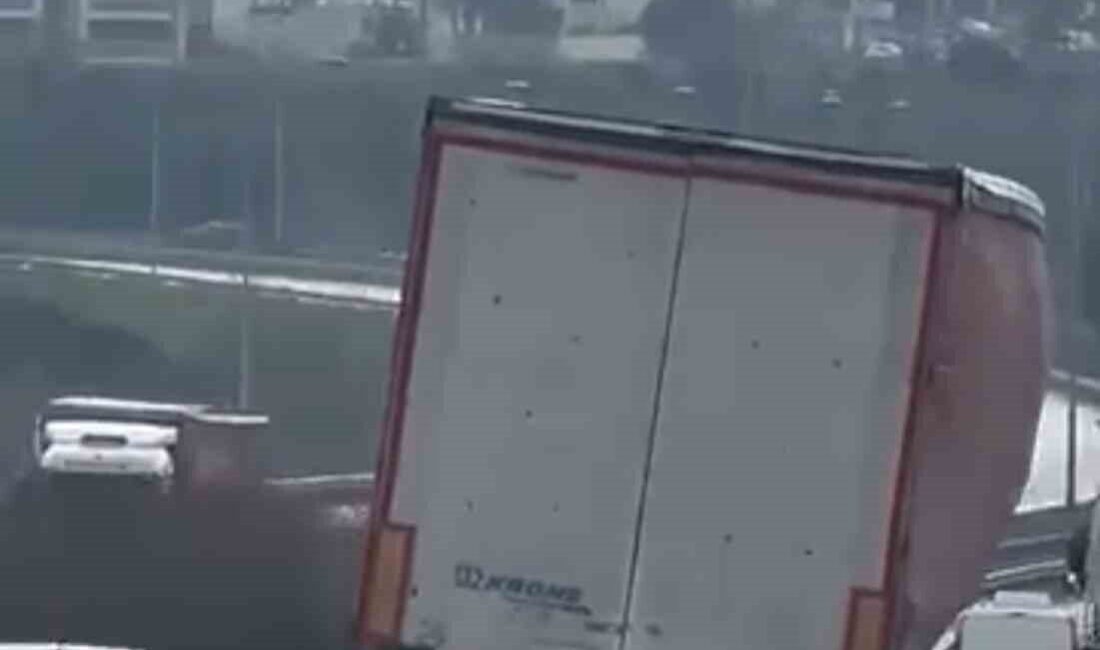 Bursa’da seyir halindeki bir tırın yolda yan şekilde ilerlemesi trafikte