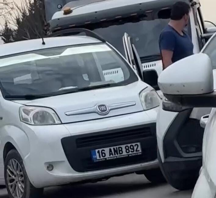 Bursa’da trafikte yaşanan gerginlik kavgaya dönüştü. Kamyonetin önünü kesip saldırmaya
