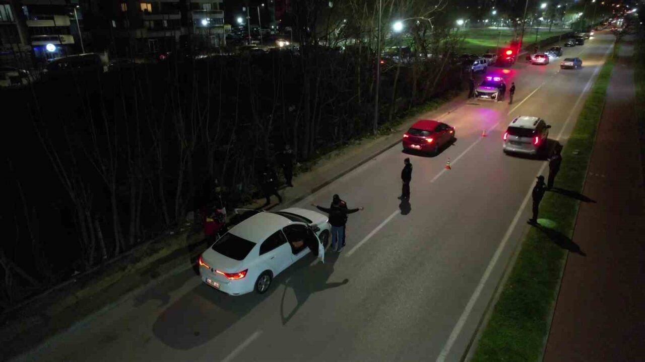 Bursa Polisi araçlarında yüksek sesle müzik yayını yapan, abartı egzoz