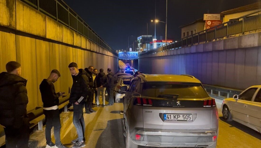 Bursa’nın Osmangazi ilçesinde 3 aracın karıştığı zincirleme kazada 3 kişi
