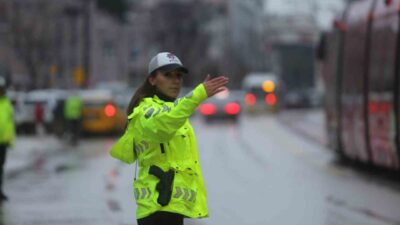 Bursa’da binlerce vatandaş, bayram namazı için tarihi Ulu Cami’ye akın