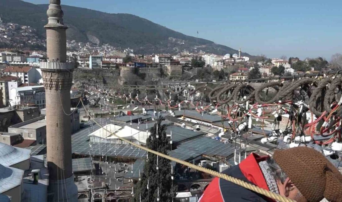 Bursa’da 627 yıllık Ulu Cami’nin 70 metrelik 2 minaresi arasına