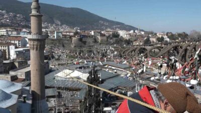 Bursa’da 627 yıllık Ulu Cami’nin 70 metrelik 2 minaresi arasına