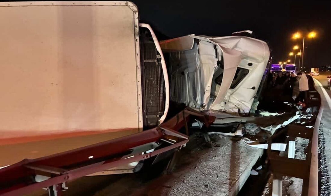 Büyükçekmece TEM Otoyolu’nda seyir halindeki tır devrildi. Tırın şoförü yaralanarak