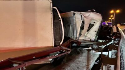 Büyükçekmece TEM Otoyolu’nda seyir halindeki tır devrildi. Tırın şoförü yaralanarak