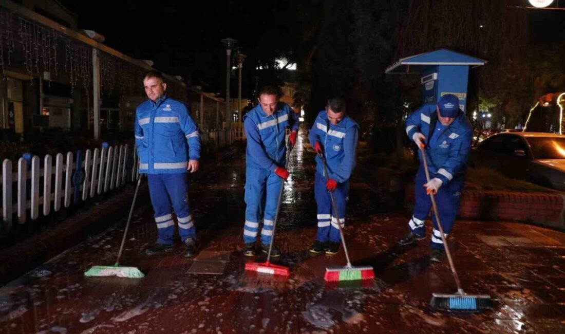 Aydın Büyükşehir Belediyesi ekipleri, vatandaşların güne temiz bir kentte başlaması