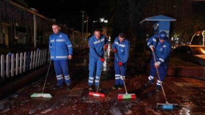 Aydın Büyükşehir Belediyesi ekipleri, vatandaşların güne temiz bir kentte başlaması