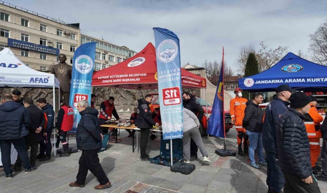 Kayseri Büyükşehir Belediyesi, 1-7 Mart Deprem Haftası kapsamında Cumhuriyet Meydanı’nda