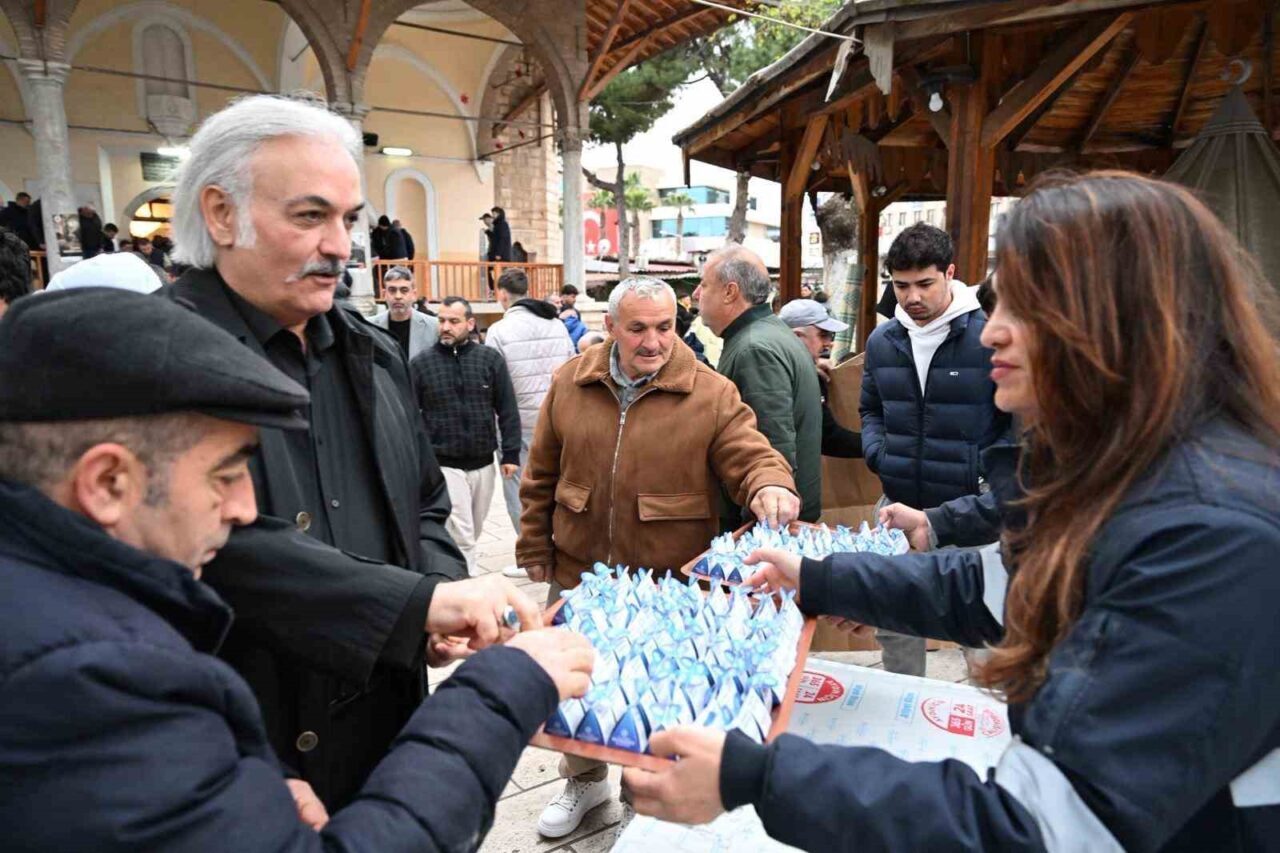 Aydın Büyükşehir Belediyesi, Ramazan Bayramı dolayısıyla bayram namazı sonrası vatandaşlara