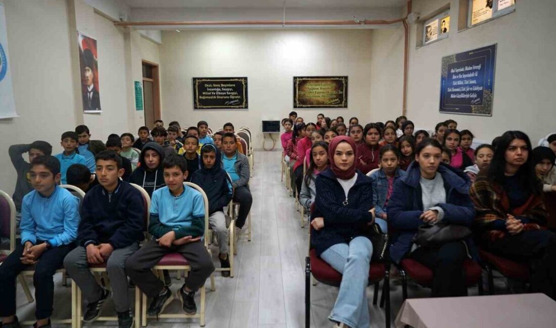 KAHRAMANMARAŞ (İHA) – Kahramanmaraş Büyükşehir Belediyesi ekipleri öğrencilere vektörle mücadeleyle