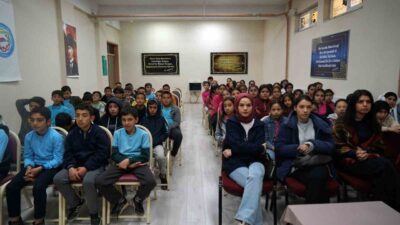 KAHRAMANMARAŞ (İHA) – Kahramanmaraş Büyükşehir Belediyesi ekipleri öğrencilere vektörle mücadeleyle