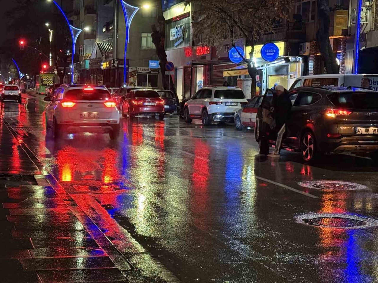 Kocaeli’nin İzmit ilçesinde çıkan kavgada 2 şüpheli, bir kişiyi tekme