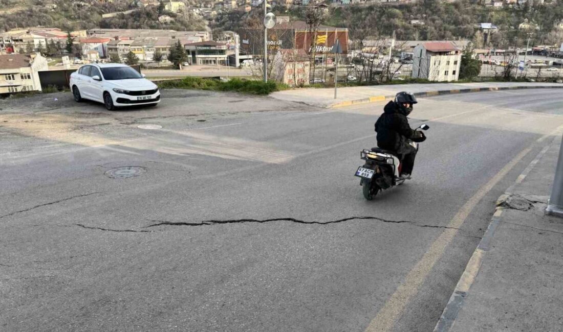 Karabük’te bir inşaat sahasının üst kısmında bulunan yolda çatlaklar oluştu.