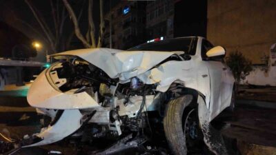 Kadıköy’de gece saatlerinde aşırı hızla makas atarak ilerleyen otomobil sürücüsü,