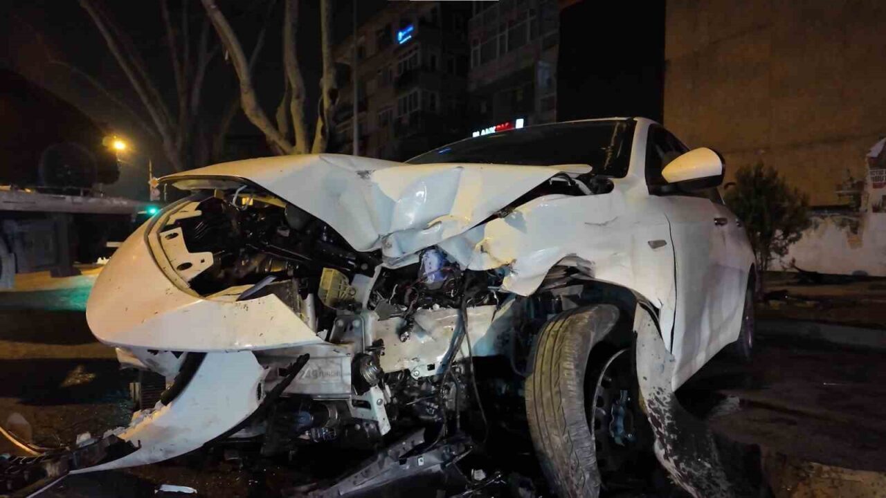 Kadıköy’de gece saatlerinde aşırı hızla makas atarak ilerleyen otomobil sürücüsü,