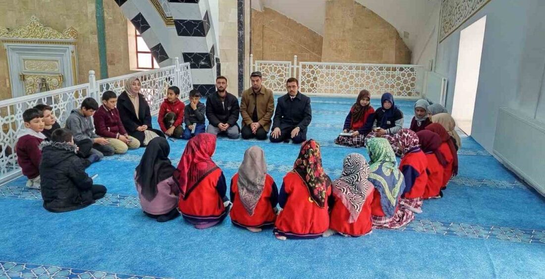 Van’ın Çaldıran ilçesinde eğitim gören ortaokul öğrencileri, Ramazan ayının ruhuna