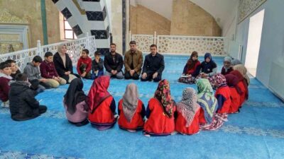 Van’ın Çaldıran ilçesinde eğitim gören ortaokul öğrencileri, Ramazan ayının ruhuna