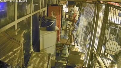 Osmaniye’nin Toprakkale ilçesinde çalıntı araçla geldikleri marketten yaklaşık 150 bin