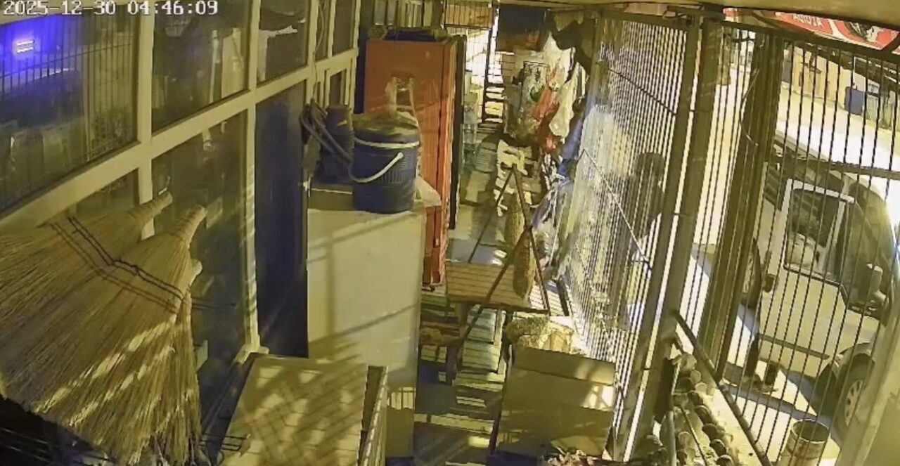 Osmaniye’nin Toprakkale ilçesinde çalıntı araçla geldikleri marketten yaklaşık 150 bin