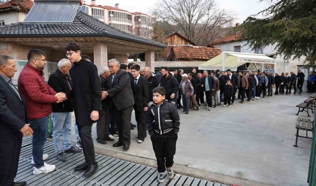 Çameli Belediyesi bahçesinde düzenlenen geleneksel bayramlaşma töreninde ilçe protokolü ve
