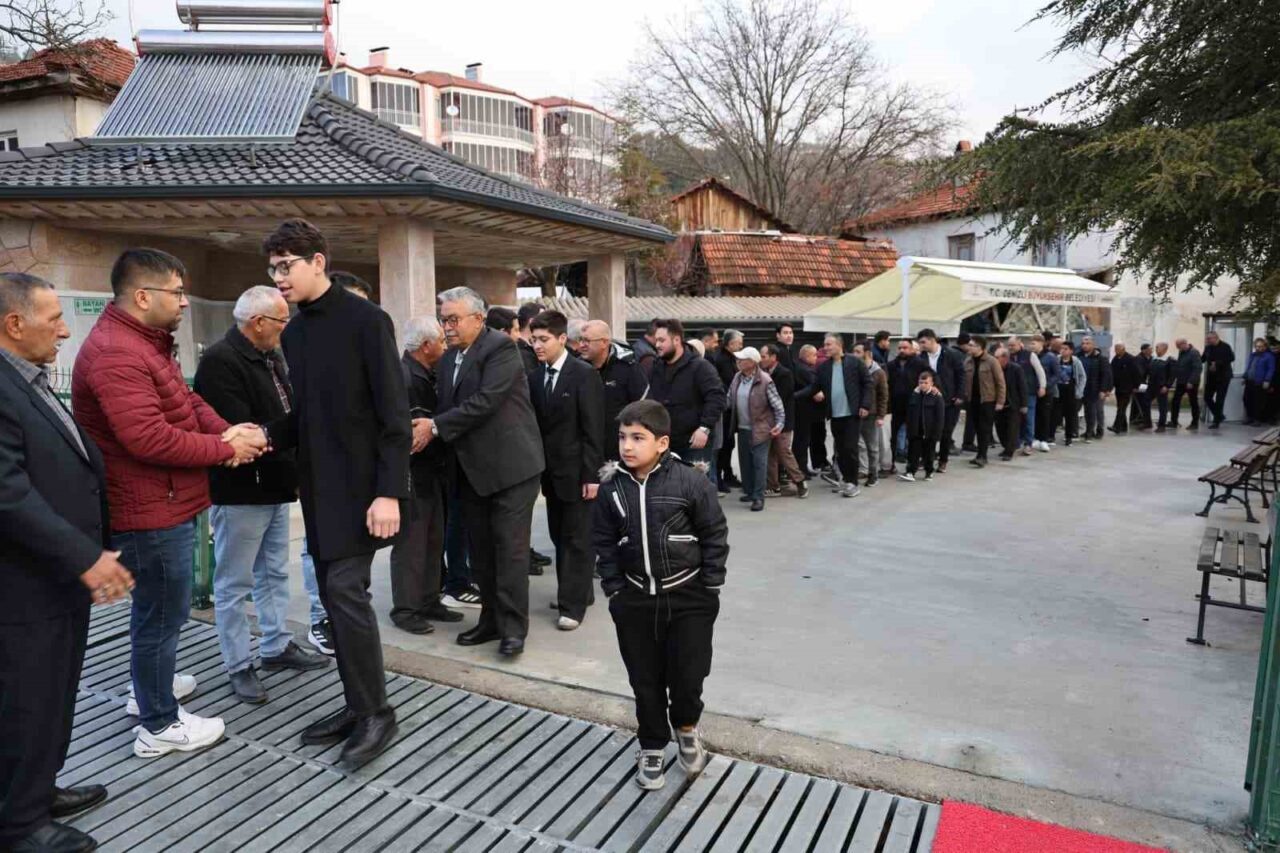 Çameli Belediyesi bahçesinde düzenlenen geleneksel bayramlaşma töreninde ilçe protokolü ve
