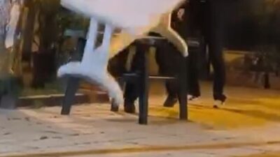 Küçükçekmece’de çocuklar bir caminin bahçesindeki masalara zarar verdi. Çocuklar polis