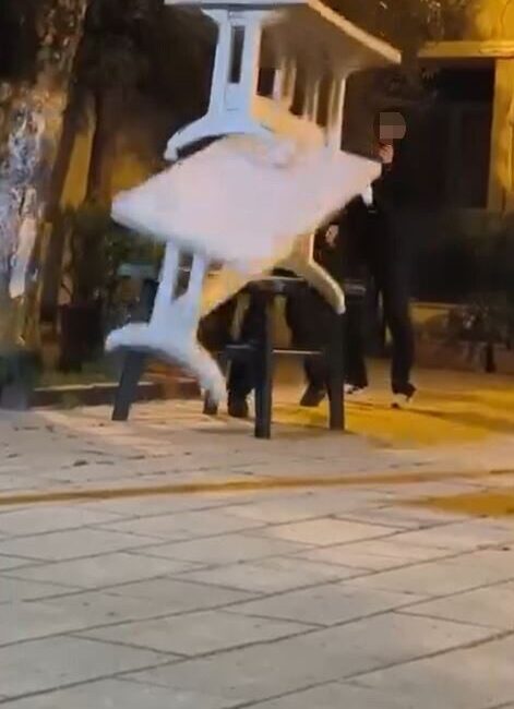 Küçükçekmece’de çocuklar bir caminin bahçesindeki masalara zarar verdi. Çocuklar polis