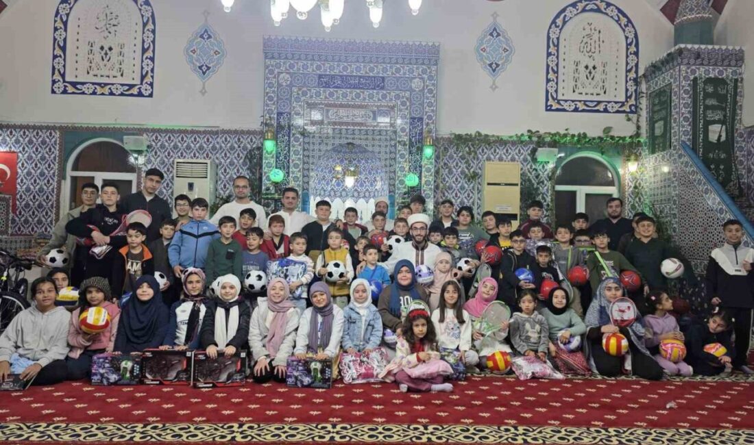 Mersin’de Ramazan ayı boyunca namaza gelen çocuklar çeşitli hediyelerle ödüllendirilerek